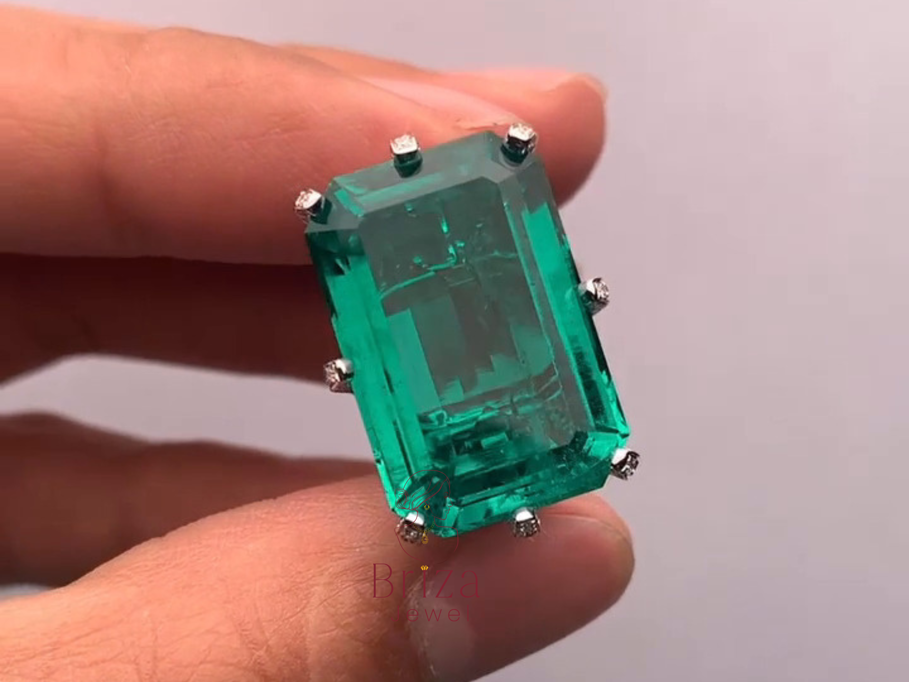 Elegant Green Gemstone Ring in Timeless Geometric Style