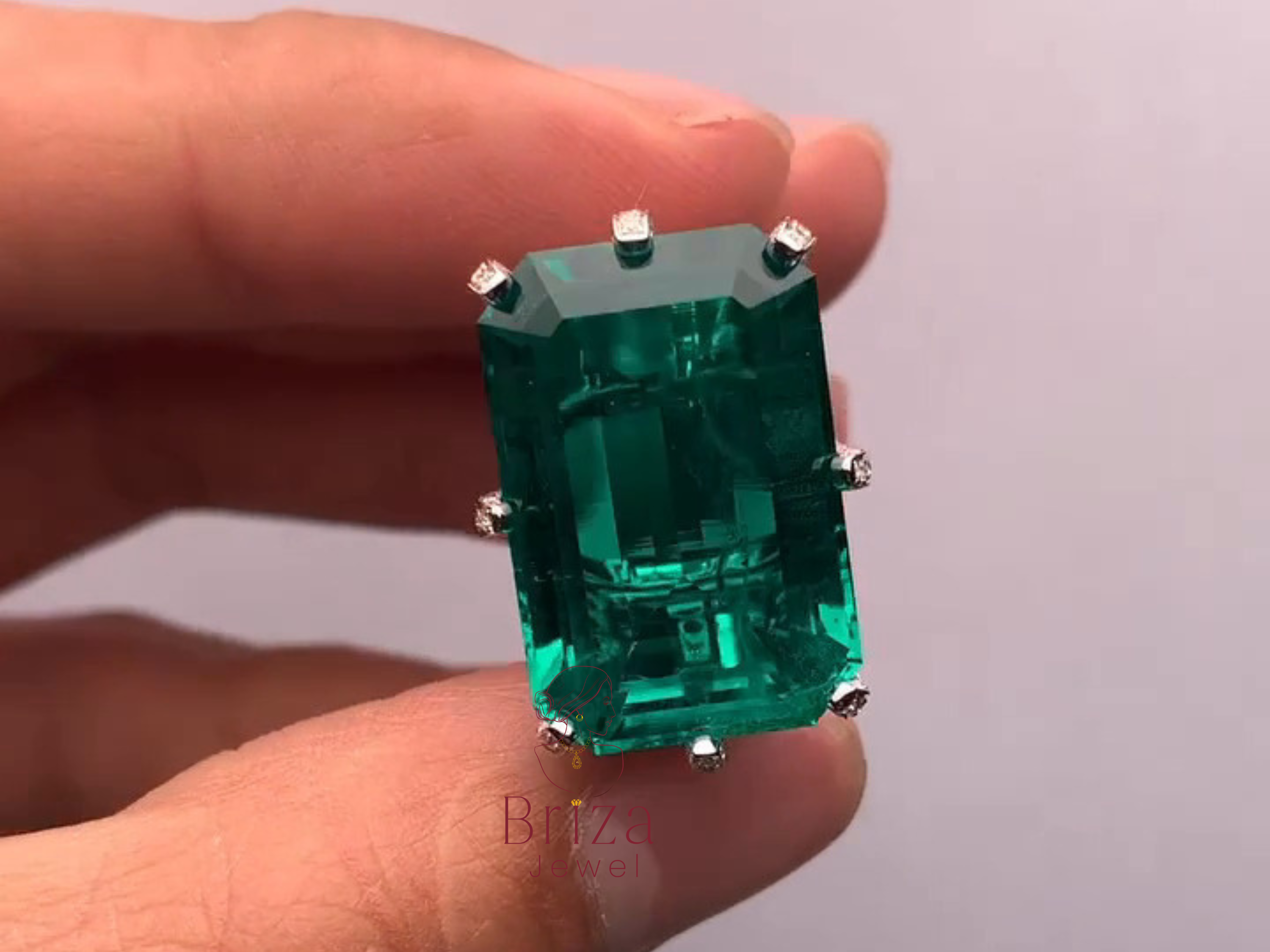 Vintage-Style Emerald-Cut Ring with Bold Green Stone