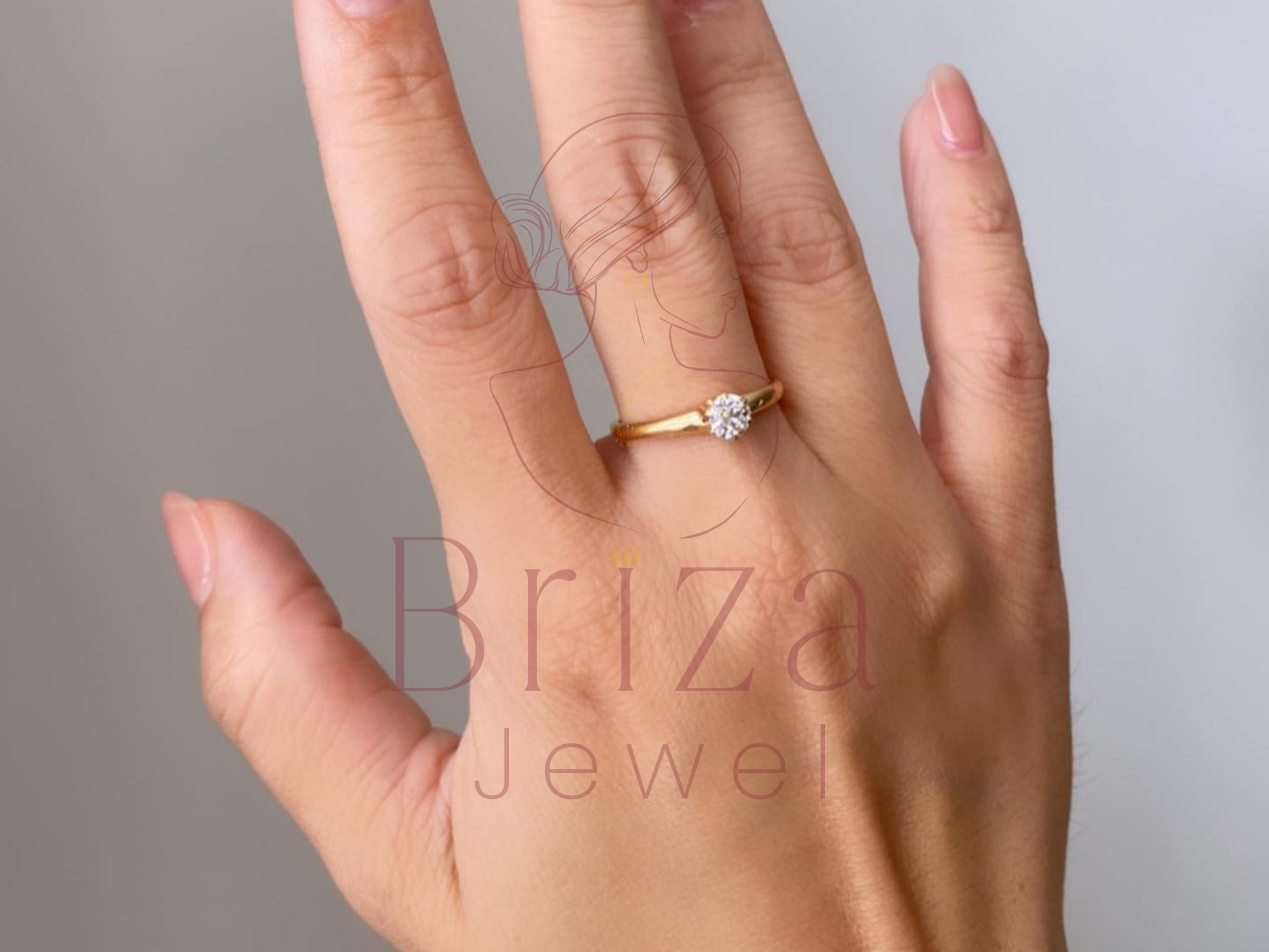 Luxury Gold Ring Featuring a Brilliant Center Diamond