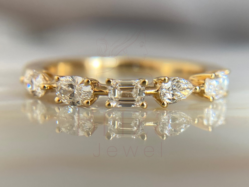 18K gold wedding band with fancy diamond cluster design