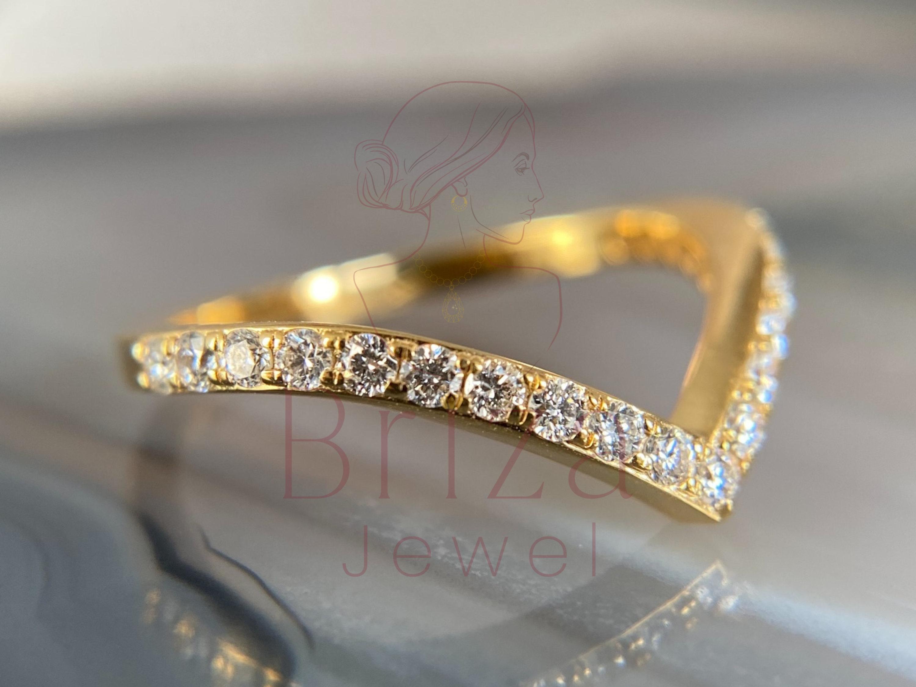 elegant gold band with pointed center contour