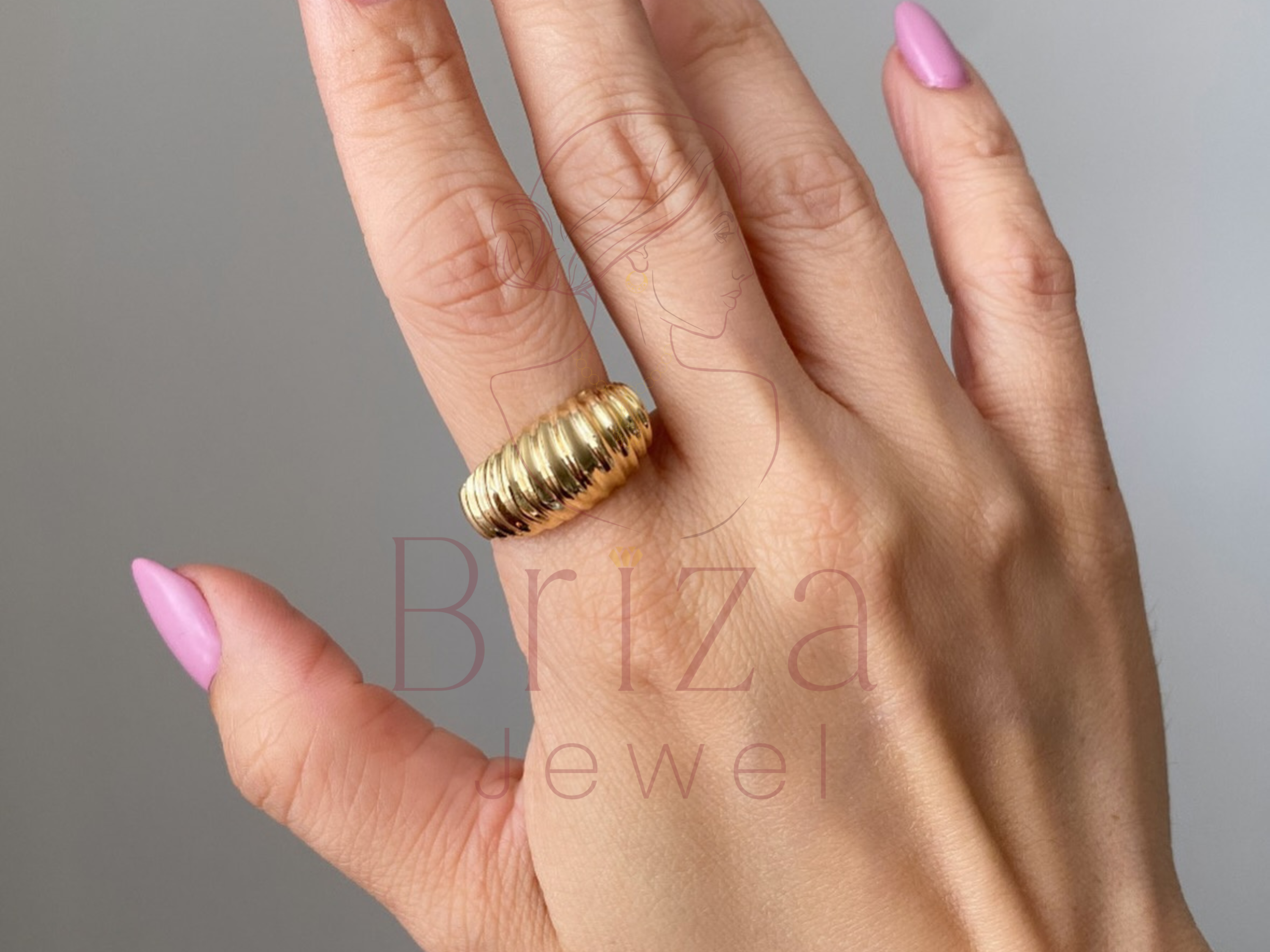 Vintage Engagement Ring with Elegant Ribbed Gold Texture