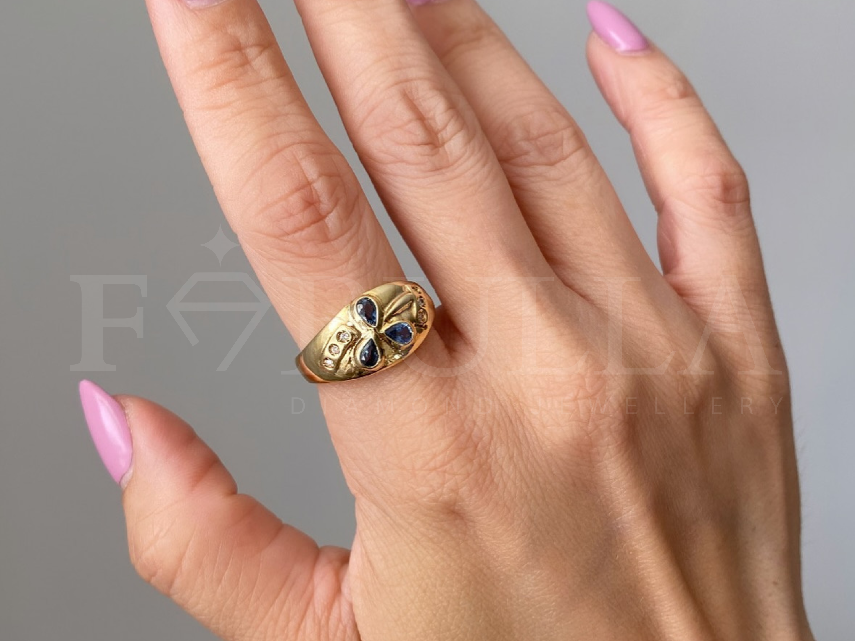 floral sapphire ring close-up showing cluster gemstone detail