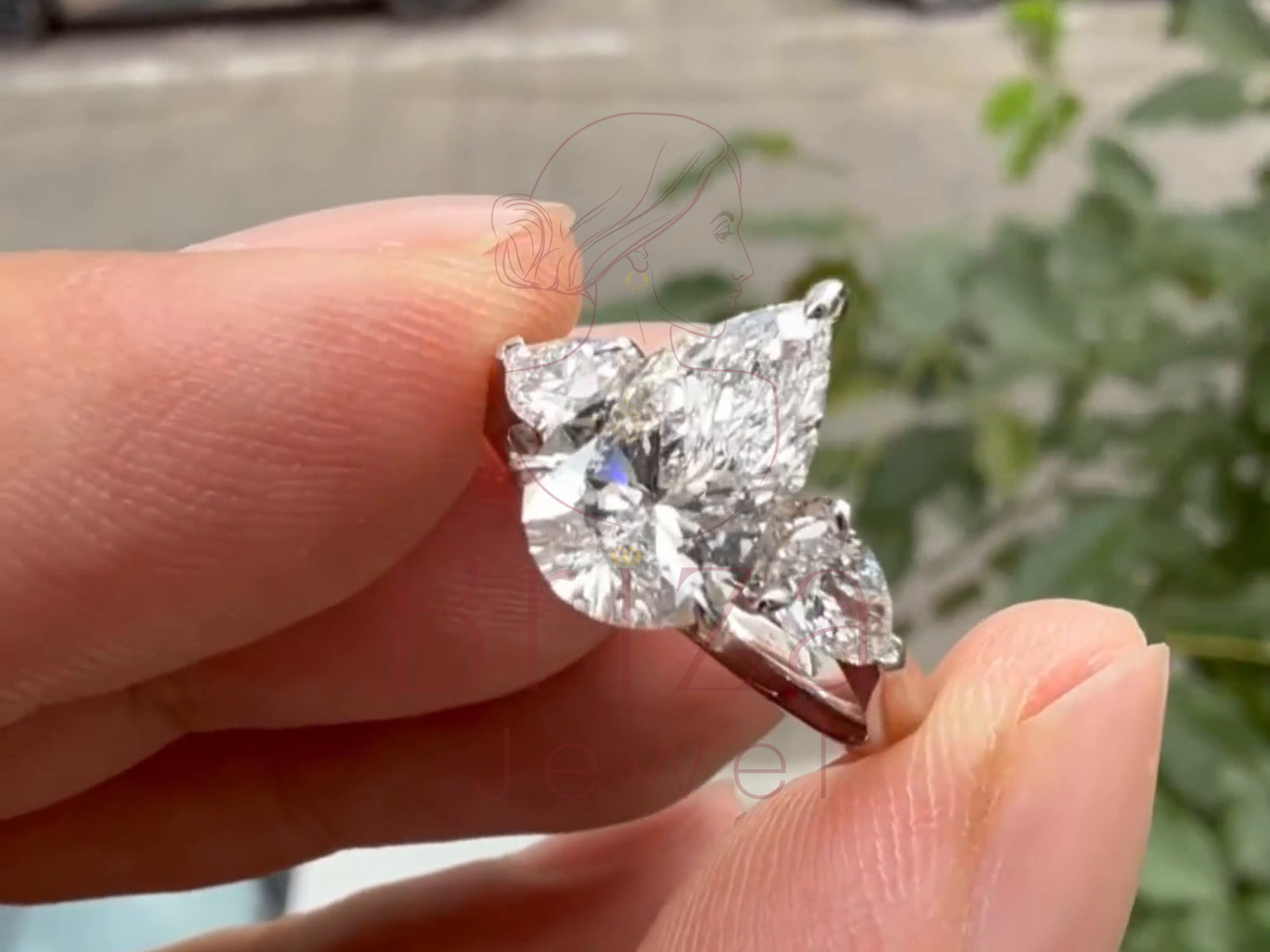Pear diamond sparkle and brilliance in ring design