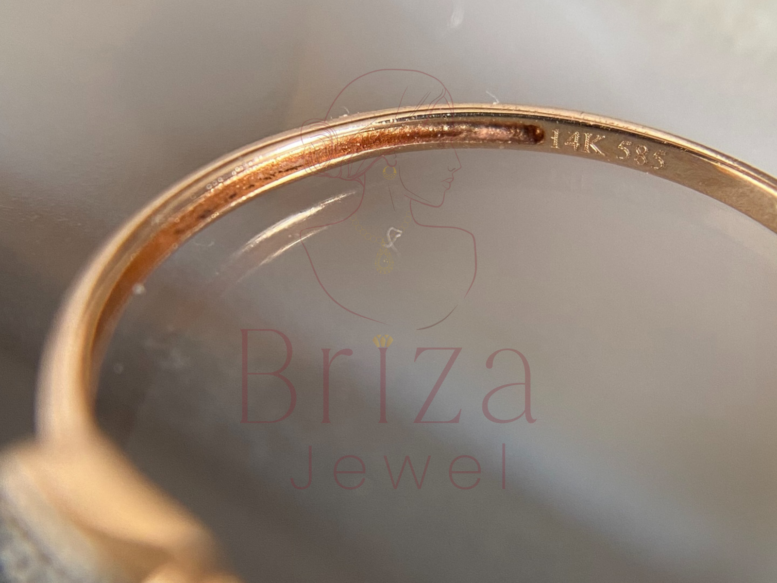 Elegant diamond ring set in gold from Briza Jewel