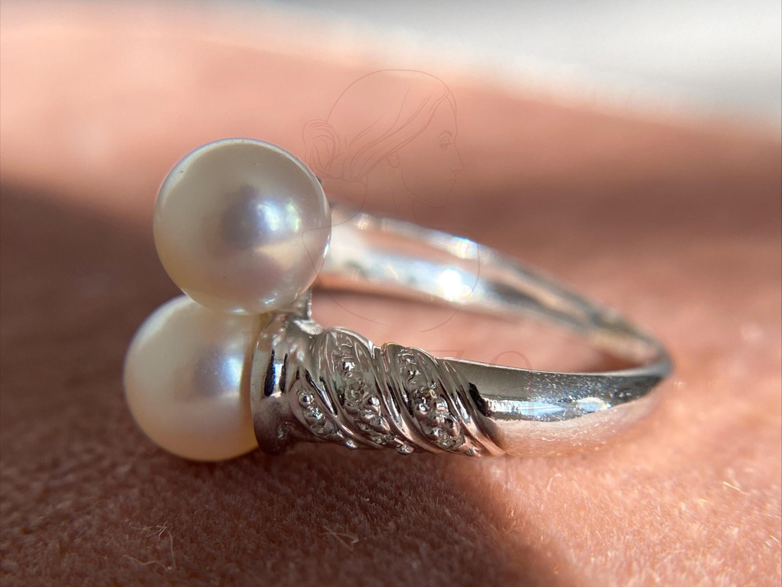 Elegant pearl ring set in silver from Briza Jewel