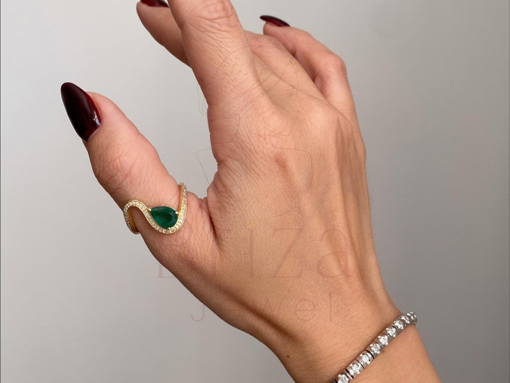 Elegant diamond ring set in gold from Briza Jewel