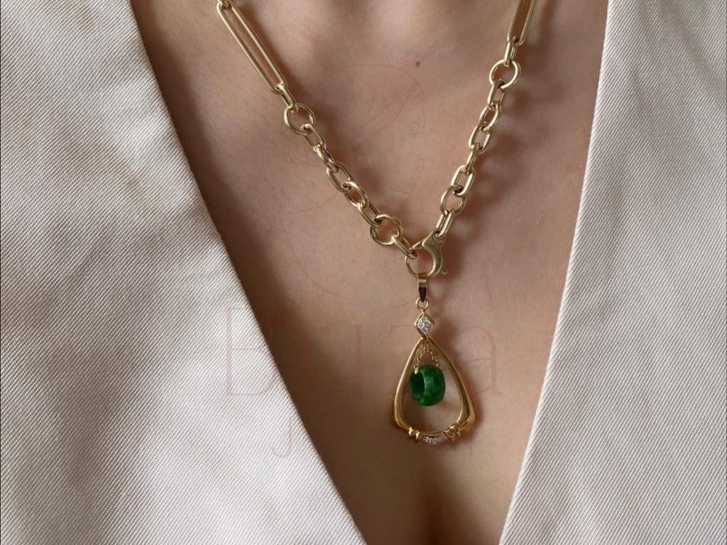 Vintage necklace crafted in gold