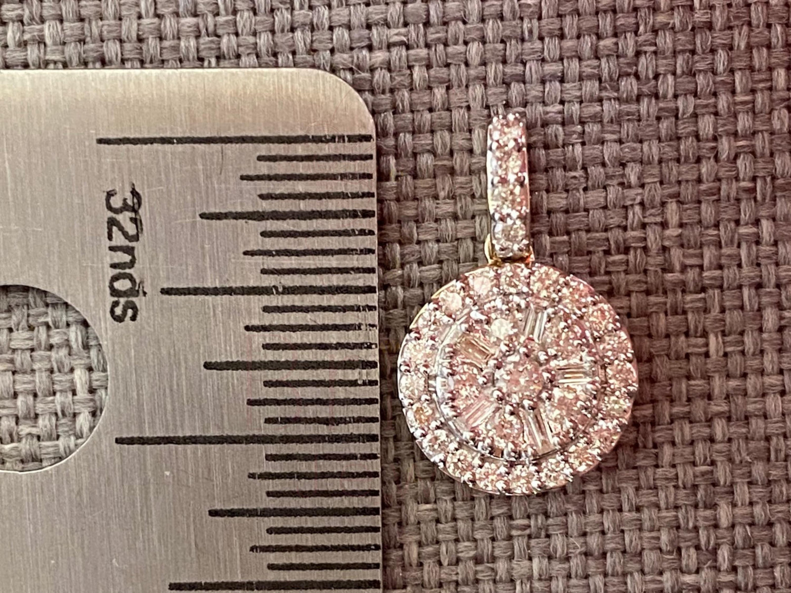 Round diamond sparkle and brilliance in necklace design