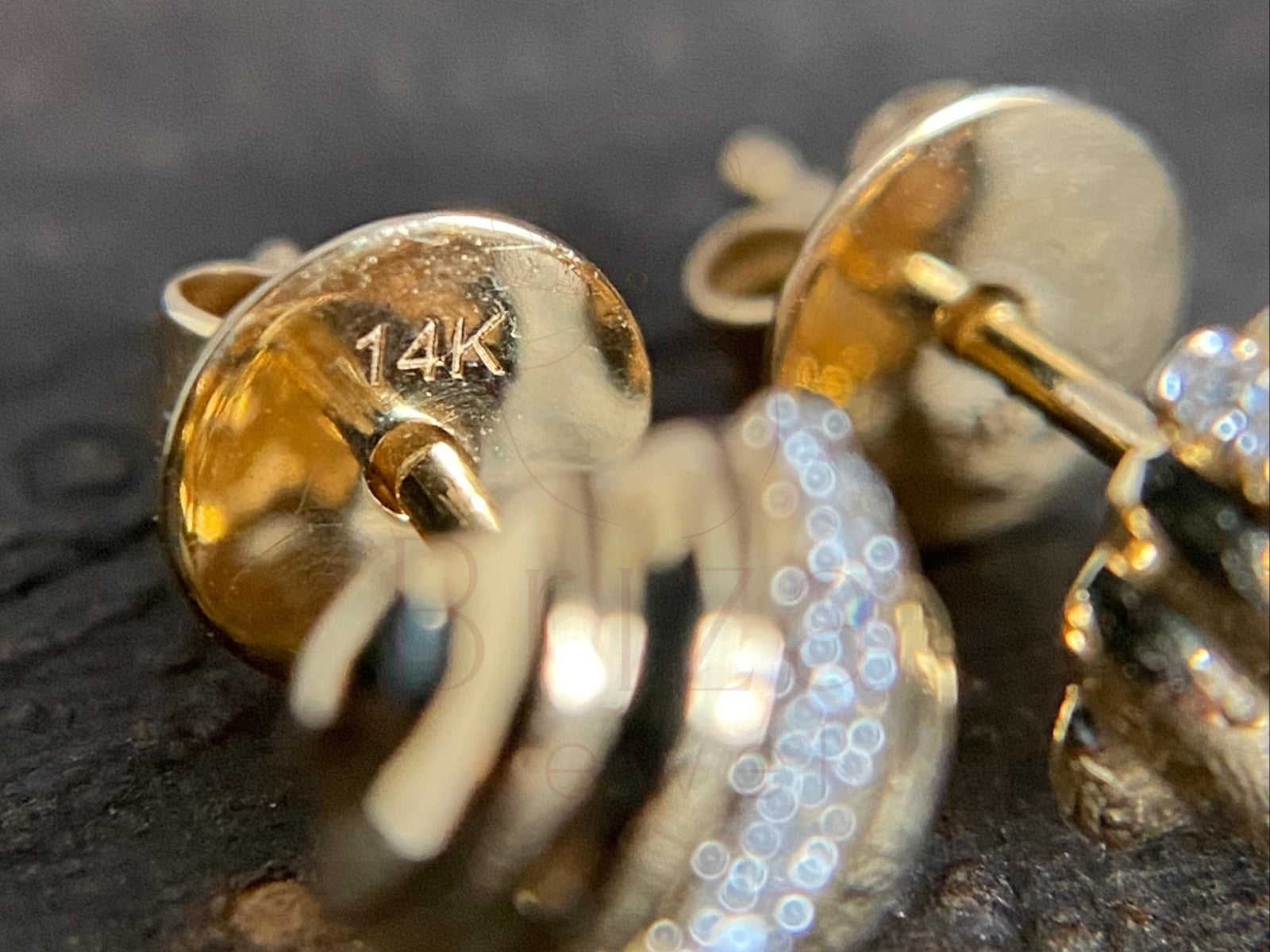 Gold diamond ring with vintage design by Briza Jewel