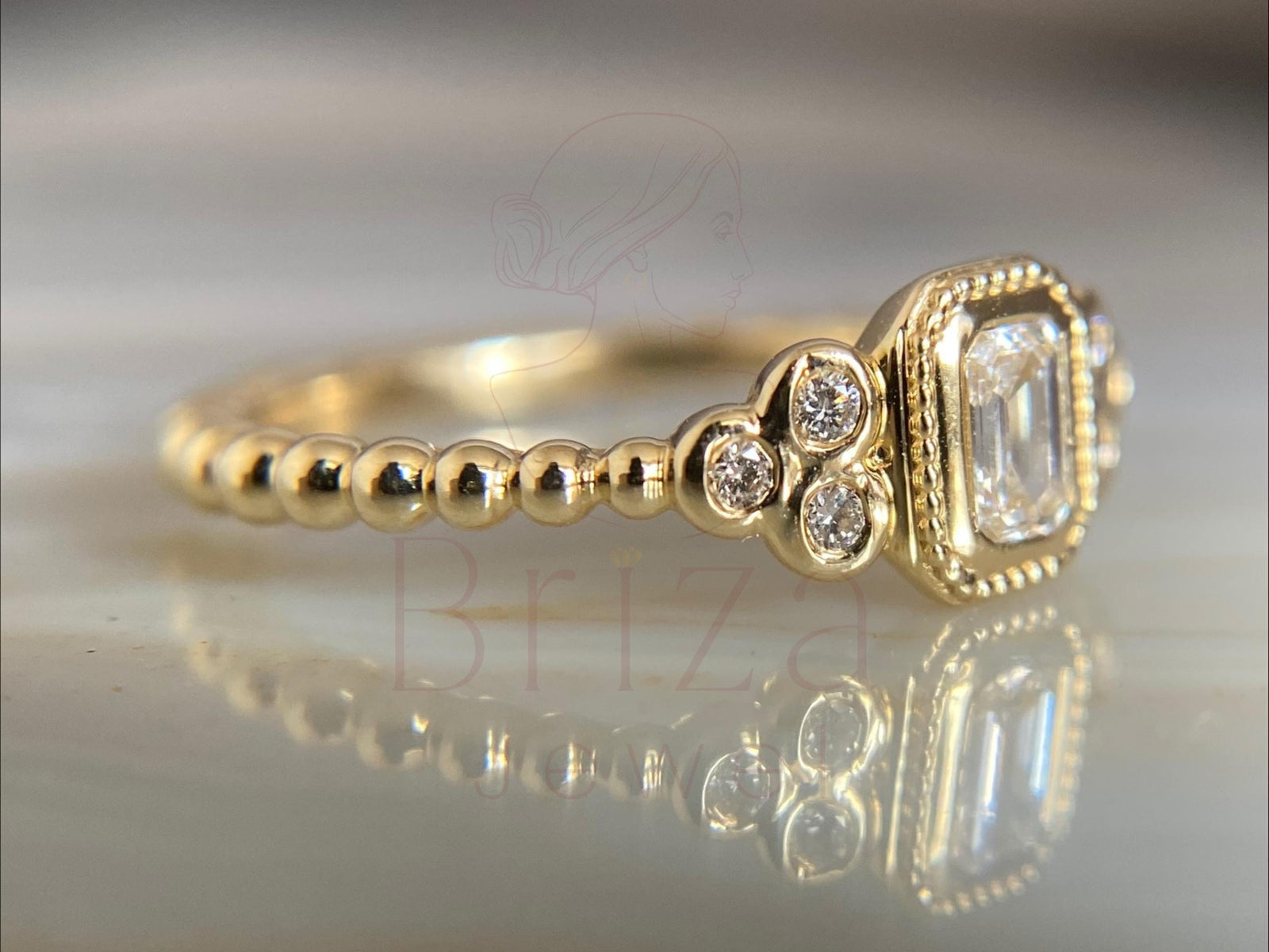 Gold diamond ring with vintage design by Briza Jewel