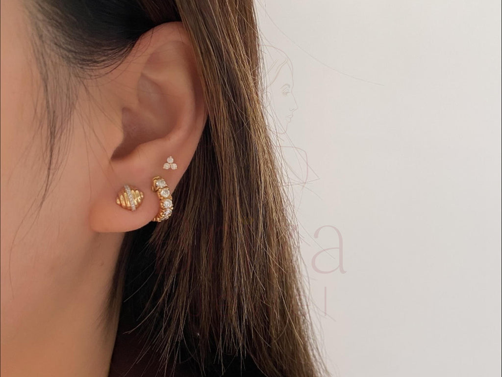 Round Cut Diamond Earring crafted in gold