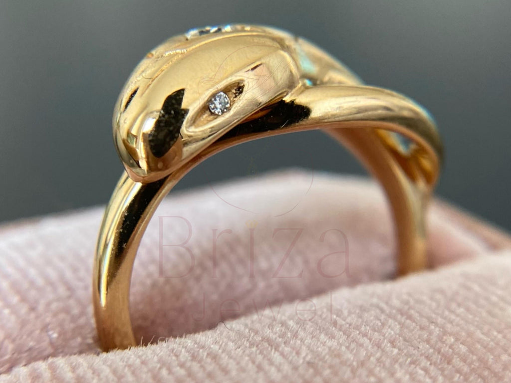 Modern ring crafted in gold