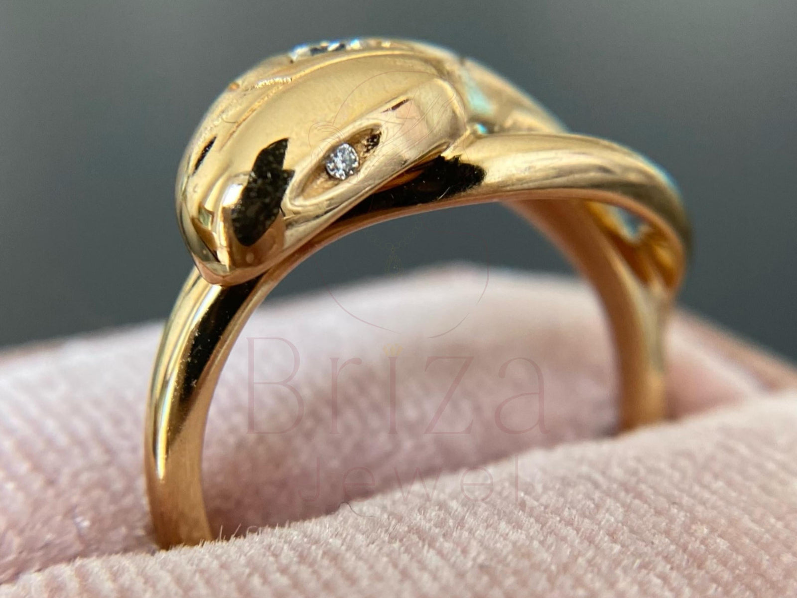 Modern ring crafted in gold