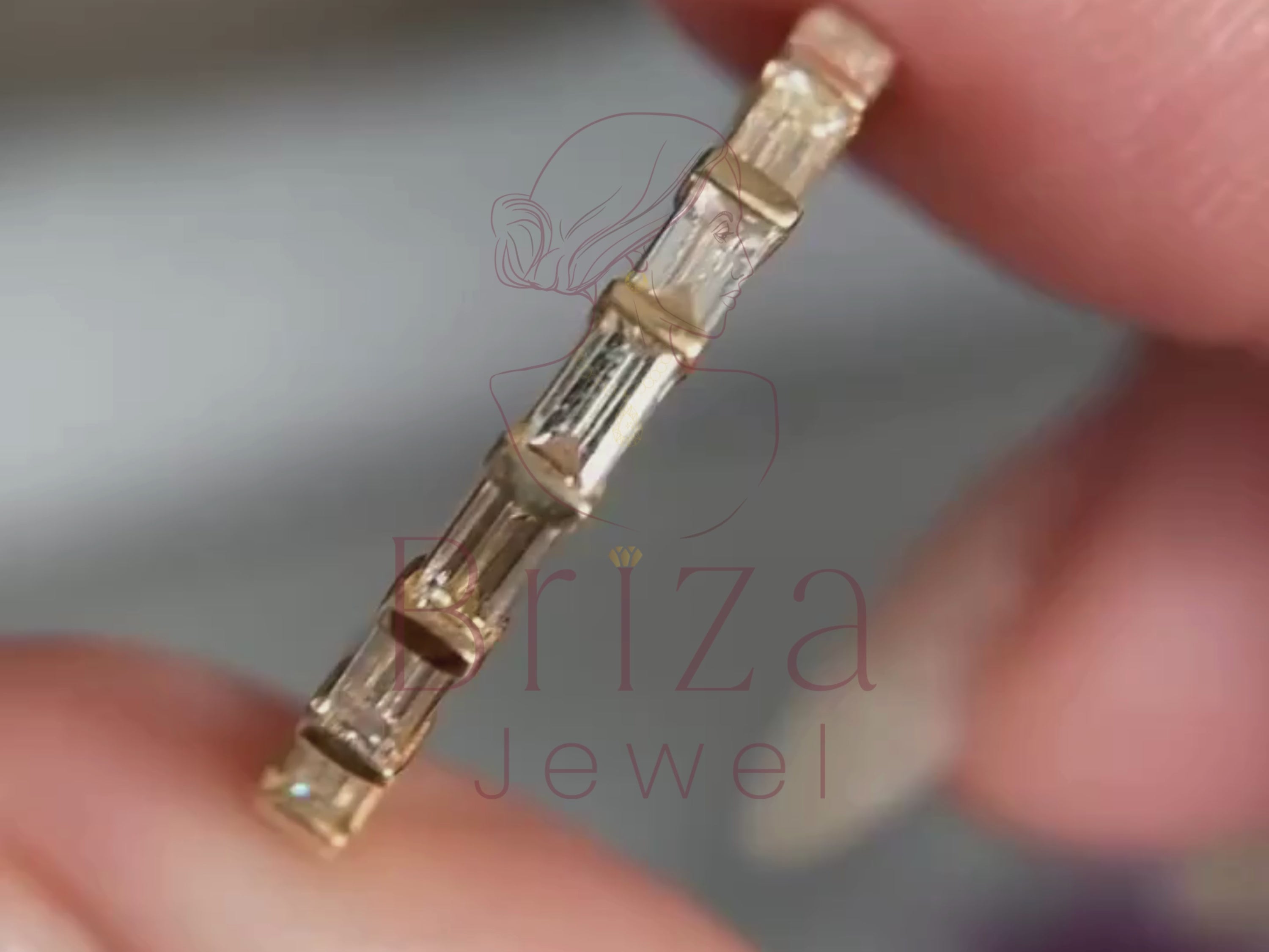 baguette band in 14K gold with minimalist design