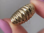 vintage engagement ring close-up showing ribbed gold detailing