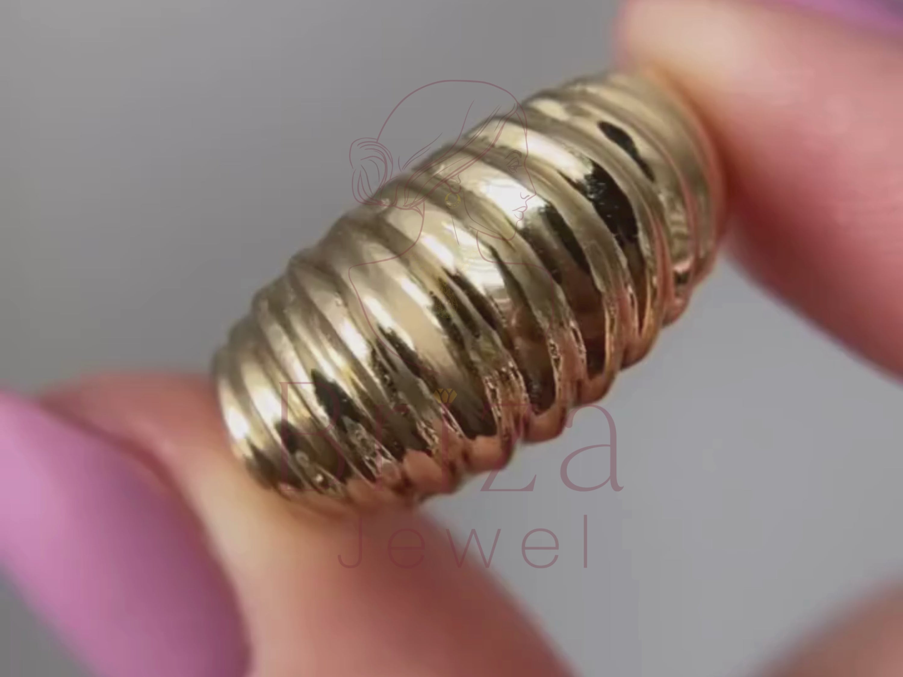 vintage engagement ring close-up showing ribbed gold detailing